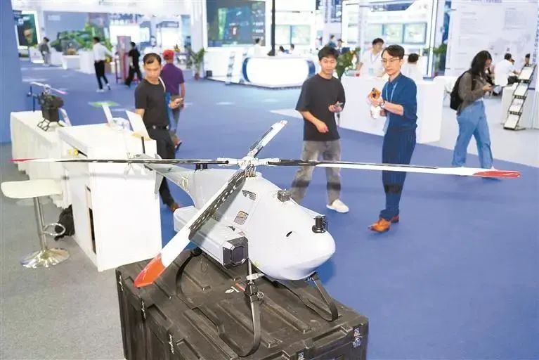 在中国海博会1号馆，珠海紫燕无人飞行器有限公司展出的无人飞行器——“灰鲸G1”颇为吸睛。