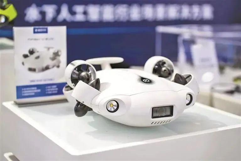 水下船舶清洗机器人。